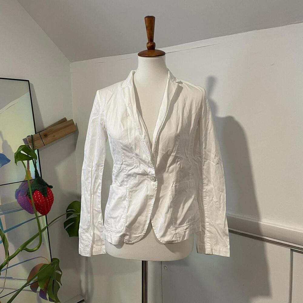 uniqlo White blazer with button detail and pockets. Size: S